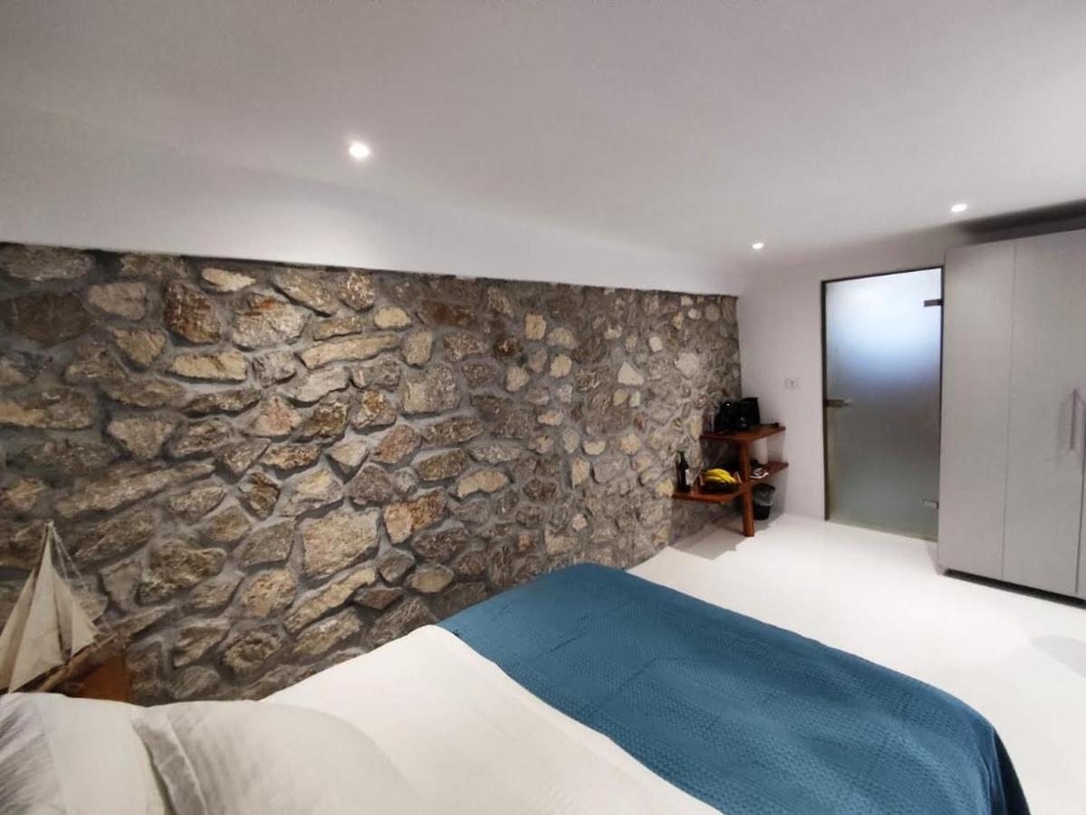 Woodstone Studios & Apartments Santorini Pyrgos Kallistis Exterior photo